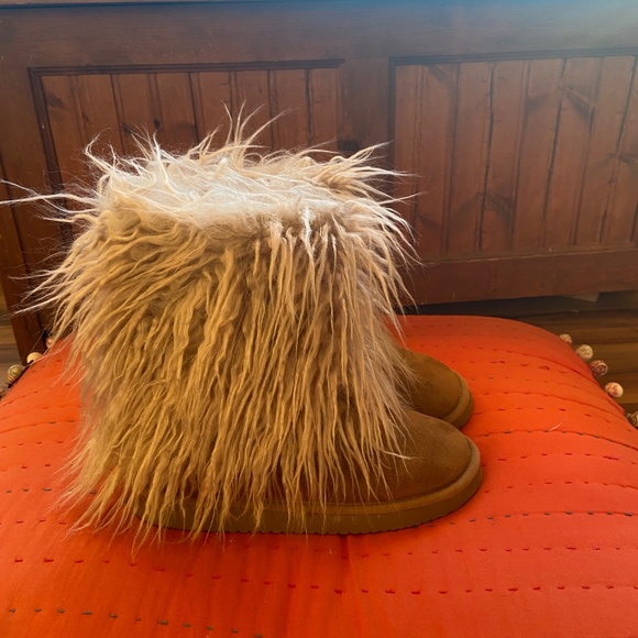 Furry Boots - Picture 3 of 3